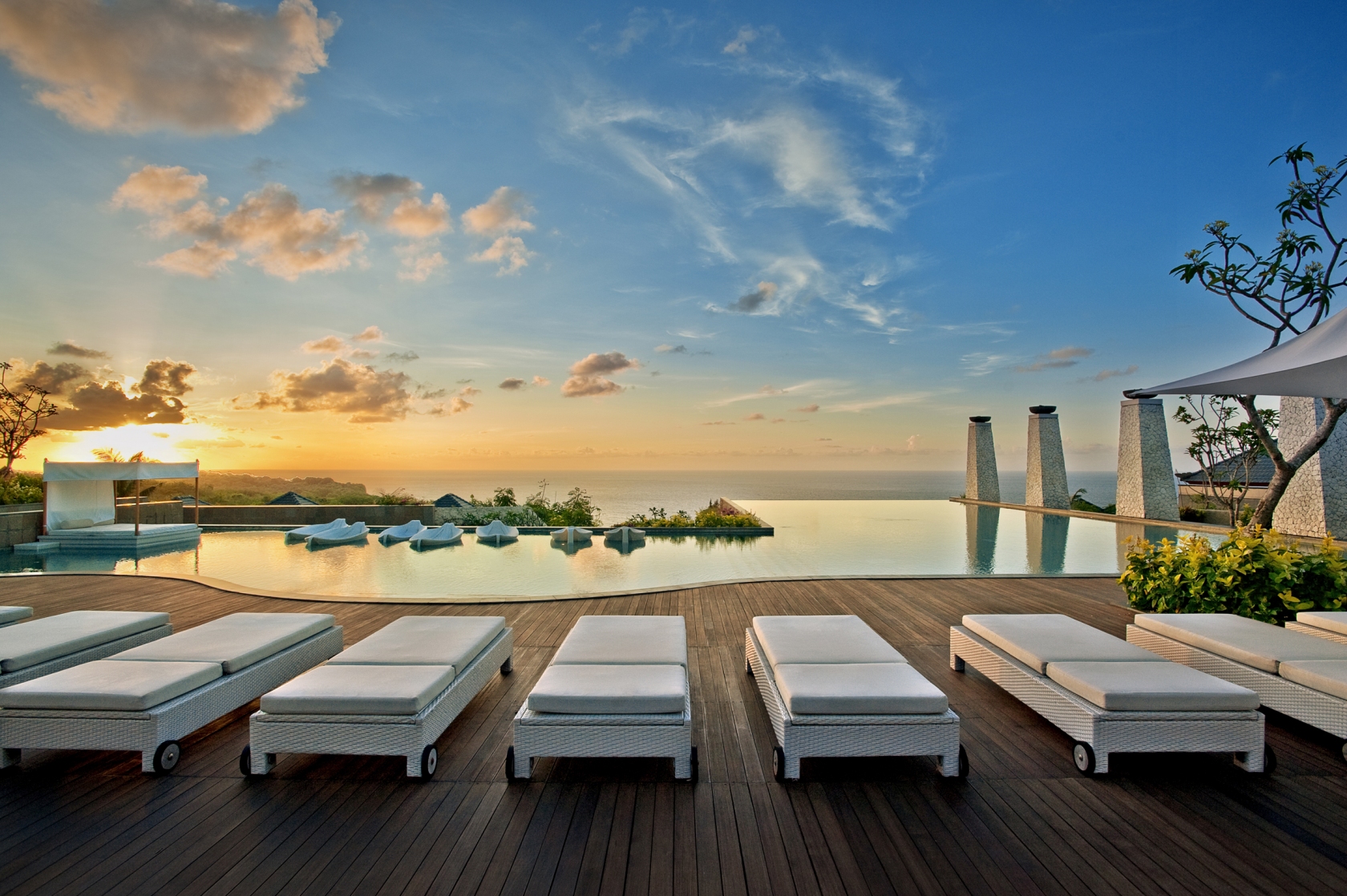 TIDUG Bali Getaway Poolside Sunset 池边日落