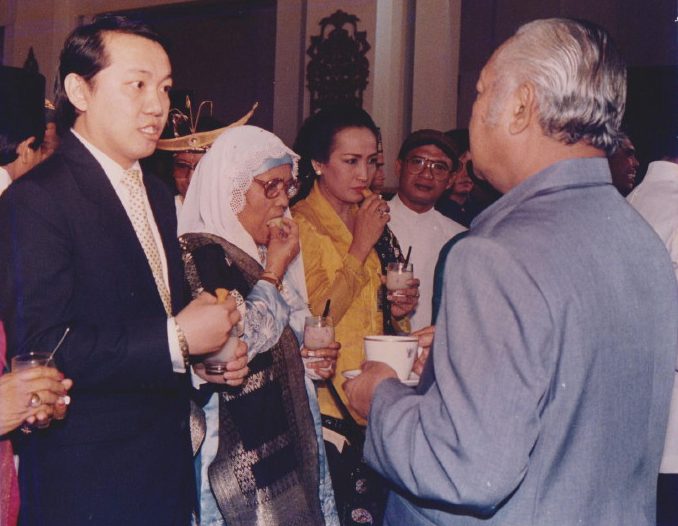 图解：陈泽强于1988年获得印尼前总统苏哈多颁予Piala Upakarti奖杯，以表彰他在引进国外棕油提炼先进技术所作的贡献。在颁奖礼后，与苏哈多谈话。